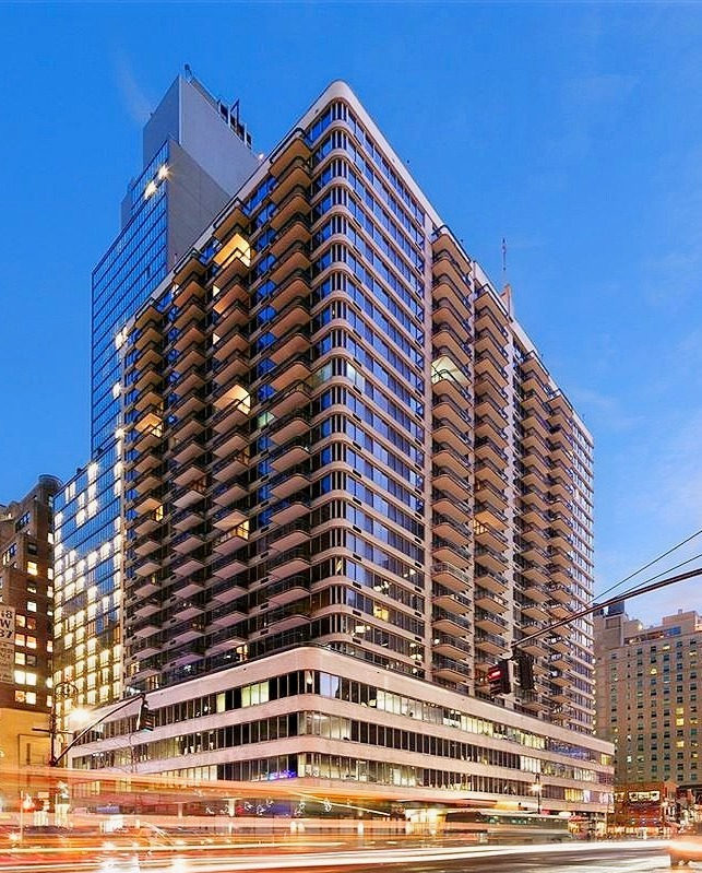 990 Ave of the Americas